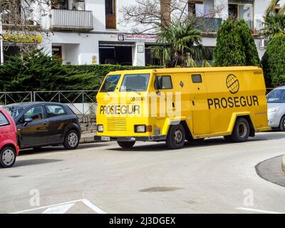 Fourgon blindé jaune Prosegur sur la rue d'Altea, alˈtea, Espagne, Alicante, côte méditerranéenne, Banque D'Images