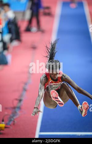 Fatima Diame sautant au championnat du monde en salle de Belgrade 2022 dans le long saut. Banque D'Images