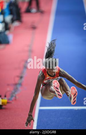 Fatima Diame sautant au championnat du monde en salle de Belgrade 2022 dans le long saut. Banque D'Images