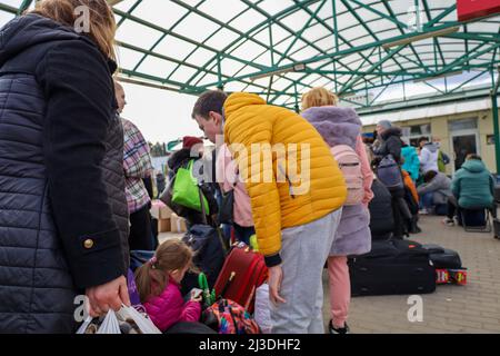 Medyka, Ukraine. 6th avril 2022. Des milliers d'Ukrainiens fuyant la terreur de Poutine ont été en ligne pendant des heures à la frontière polonaise le 6 avril 2022, attendant d'entrer dans la ville frontalière de Medyka. (Image de crédit : © Amy Katz/ZUMA Press Wire) Banque D'Images