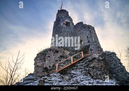 Château médiéval de Starhrad au nord de la Slovaquie, en Europe. Banque D'Images
