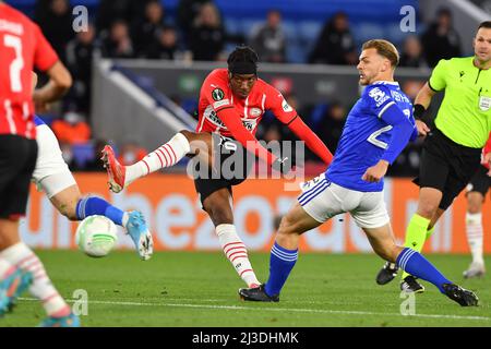 LEICESTER, ROYAUME-UNI. AVR 7th Noni Madueke du PSV Eindhoven tire à but lors du match final du quart de conférence de l'UEFA Europa entre Leicester City et le PSV Eindhoven au King Power Stadium, Leicester, le jeudi 7th avril 2022. (Credit: Jon Hobley | MI News) Credit: MI News & Sport /Alay Live News Banque D'Images