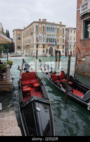 Gondoles, amarrées sur le Grand Canal, Venise, Italie Banque D'Images