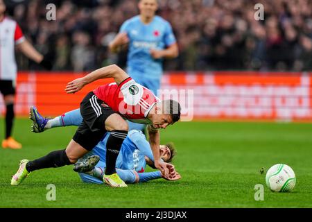 Rotterdam - Bryan Linssen de Feyenoord, Taras Kacharaba de SK Slavia Prague pendant le match entre Feyenoord et SK Slavia Prague au Stadion Feijenoord de Kuip le 7 avril 2022 à Rotterdam, aux pays-Bas. (Box to Box Pictures/Tom Bode) Banque D'Images