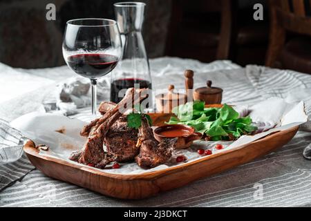 Filet d'agneau grillé sur une assiette de bois avec vin Banque D'Images