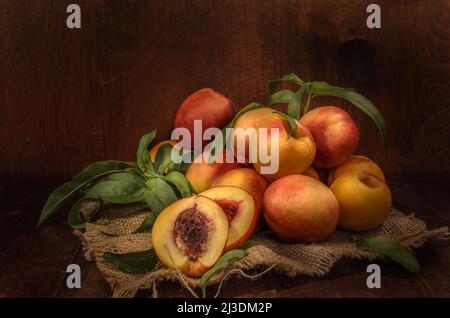 nectarines sur fond de bois sombre dans un style rustique Banque D'Images