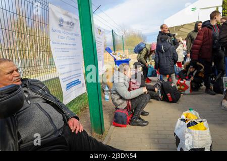 Medyka, Ukraine. 6th avril 2022. Des milliers d'Ukrainiens fuyant la terreur de Poutine ont été en ligne pendant des heures à la frontière polonaise le 6 avril 2022, attendant d'entrer dans la ville frontalière de Medyka. (Image de crédit : © Amy Katz/ZUMA Press Wire) Banque D'Images