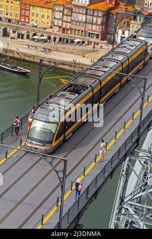 Métro do Porto tramway traversant le pont Luiz 1 pont au-dessus du fleuve Douro Porto Portugal conçu par Theophile Seyrig, partenaire de Gustave Eiffel Banque D'Images