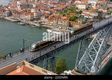 Métro do Porto tramway traversant le pont Luiz 1 pont au-dessus du fleuve Douro Porto Portugal conçu par Theophile Seyrig, partenaire de Gustave Eiffel Banque D'Images