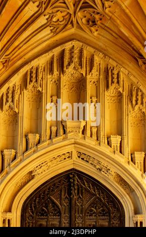 Détail de pierres et porte en bois à l'abbaye de Tewkesbury à Gloucestershire, Angleterre, Royaume-Uni Banque D'Images