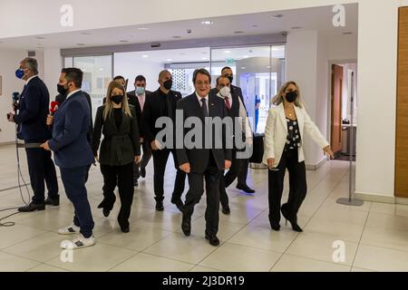 Nicosie, Chypre. 07th avril 2022. Le président chypriote Nicos Anastasiades arrive à la Chambre des représentants de Nicosie (Chypre) le 7 avril 2022. Le président ukrainien, Volodymyr Zelensky, s’exprime par vidéoconférence à la Chambre des représentants en présence du président chypriote, Nicos Anastasiades. (Photo de Kostas Pikoulas/Sipa USA) crédit: SIPA USA/Alay Live News Banque D'Images