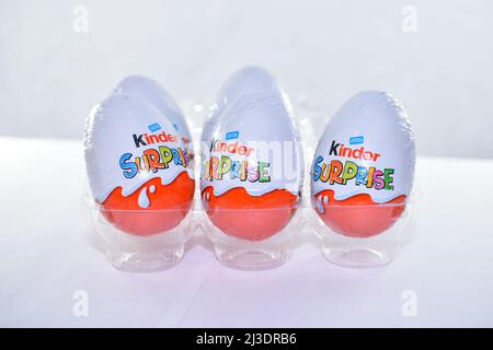 Bantry, West Cork, Irlande. 7th avril 2022. Juste avant Pâques, une entreprise italienne, 'Ferrero', a annoncé que leurs œufs Kinder surprise étaient rappelés en raison d'une épidémie de salmonelles. Credit image: Karlis Dzjamko/Alay Live News Banque D'Images