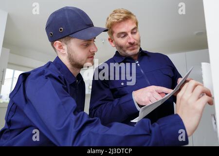 portrait de plombier et apprenti Banque D'Images