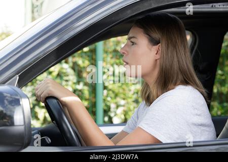 chauffeur de femme en colère coincé dans un embouteillage Banque D'Images