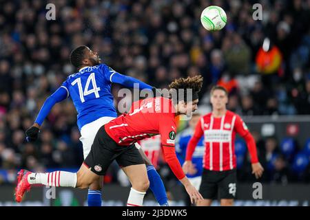 LEICESTER, ROYAUME-UNI - AVRIL 7 : Kelechi Iheanacho de Leicester City, Andre Ramalho de PSV Eindhoven lors de la Conférence UEFA League Round of 8 Leg One match entre Leicester City et PSV Eindhoven au King Power Stadium le 7 avril 2022 à Leicester, Royaume-Uni (photo de Patrick Goosen/Orange Pictures) Banque D'Images