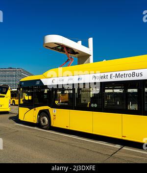 E-Metro bus à la station de charge à la station de bus Zoologischer Garten sur Hertzstrasse Banque D'Images