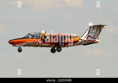 L'avion à réaction 105 de Saab RF-26 de l'Armée de l'air autrichienne, dans un schéma de peinture spécial à rayures tigrées. programme anniversaire 40th 3. Staffel Saab 105OE au salon RIAT Banque D'Images