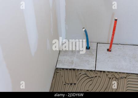 Rénovation construction carrelage carrelage carrelage céramique sol sur adhésif Banque D'Images