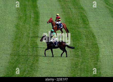 Chevalier Salute monté par le jockey Paddy Brennan (en haut) et le Brésil monté par le jockey Mark Walsh vont poster devant l'hople Judson Anniversary 4-y-o Juvenile hrodle à l'hippodrome d'Aintree, Liverpool. Date de la photo : jeudi 7 avril 2022. Banque D'Images