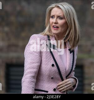 Downing Street, Londres, Royaume-Uni. 07th avril 2022. Esther McVey, député conservateur de Tatton et ancien ministre d'État chargé du logement et de la planification, sort aujourd'hui du 10 Downing Street. Credit: Imagetraceur/Alamy Live News Banque D'Images