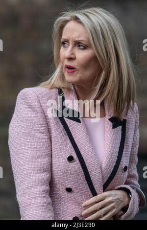 Downing Street, Londres, Royaume-Uni. 07th avril 2022. Esther McVey, député conservateur de Tatton et ancien ministre d'État chargé du logement et de la planification, sort aujourd'hui du 10 Downing Street. Credit: Imagetraceur/Alamy Live News Banque D'Images