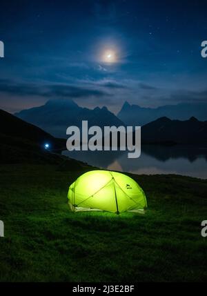 camping sauvage sous pleine lune dans les alpes suisses Banque D'Images