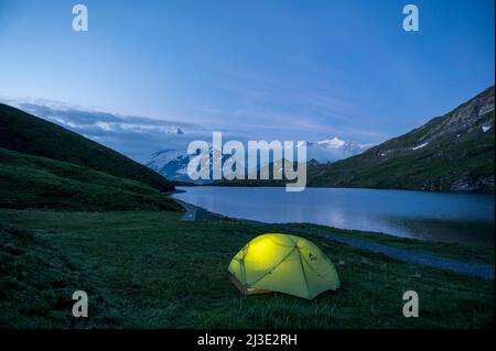 camping sauvage sous pleine lune dans les alpes suisses Banque D'Images