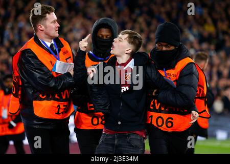 Londres, Royaume-Uni. 07th avril 2022. Un fan de West Ham United fait des gestes aux fans dans les tribunes alors qu'il est boosté après avoir envahi le terrain lors du match de la finale du quart de l'UEFA Europa League entre West Ham United et Lyon au stade de Londres, le 7th 2022 avril à Londres, en Angleterre. (Photo de Daniel Chesterton/phcimages.com) Credit: PHC Images/Alamy Live News Banque D'Images