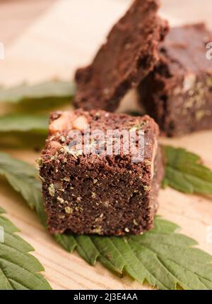 brownie de marijuana sur les feuilles de marijuana, dessert sur une table en bois. Banque D'Images