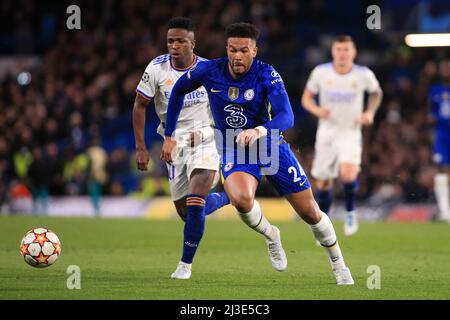 Londres, Royaume-Uni. 06th avril 2022. Reece James de Chelsea (24) en action. UEFA Champions League, quart de finale 1st jambes match, Chelsea contre Real Madrid au Stamford Bridge à Londres le mercredi 6th avril 2022. Cette image ne peut être utilisée qu'à des fins éditoriales. Utilisation éditoriale uniquement, licence requise pour une utilisation commerciale. Aucune utilisation dans les Paris, les jeux ou les publications d'un seul club/ligue/joueur. photo par Steffan Bowen/Andrew Orchard sports photographie/Alay Live news crédit: Andrew Orchard sports photographie/Alay Live News Banque D'Images