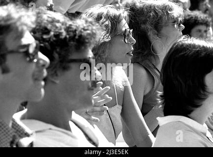 Joni Mitchell participe à un match de softball entre une équipe des Eagles et une équipe du Rolling Stone Magazine, à Los Angeles, CA 1980 Banque D'Images