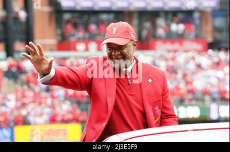 St. Louis, États-Unis. 07th avril 2022. L'ancien arrêt des Cardinals de Saint-Louis et membre du National Baseball Hall of Fame Ozzie Smith, se fait une vague auprès des fans lorsqu'il se déplace dans une voiture autour de la piste lors des cérémonies du jour d'ouverture avant un match contre les pirates de Pittsburgh le jour d'ouverture à Saint-Louis le jeudi 7 avril, 2022. Photo par Bill Greenblatt/UPI crédit: UPI/Alay Live News Banque D'Images