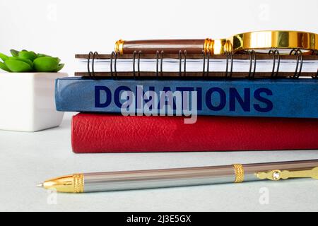 Le mot DON est écrit sur les cubes en bois du journal près de la poignée Banque D'Images