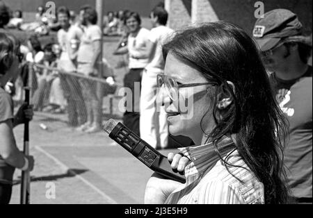 Annie Liebowitz, photographe de Rolling Stone, participe au match de softball de la célébrité entre les Eagles et le Rolling Stone Magazine à Los Angeles, CA 1980 Banque D'Images