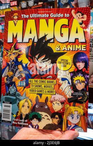 Barnes & Noble Booksellers sur Fifth Avenue à New York City dispose d'un grand choix de magazines, USA 2022 Banque D'Images