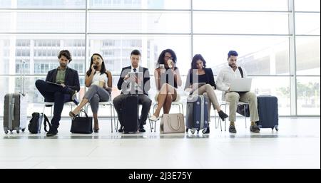 Tout est préparé et prêt à monter. Photo d'un groupe d'hommes d'affaires assis dans une salle d'attente de l'aéroport. Banque D'Images
