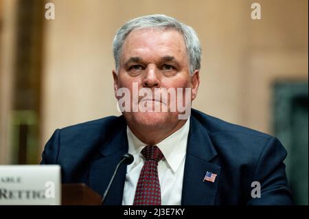 Washington, États-Unis. 07th avril 2022. Charles Rettig, commissaire, Service interne du revenu, prend la parole à l'audience du Comité sénatorial des finances. Crédit : SOPA Images Limited/Alamy Live News Banque D'Images