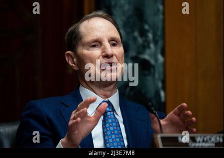 Washington, États-Unis. 07th avril 2022. Le sénateur américain Ron Wyden (D-OR) prend la parole à l'audience du Comité sénatorial des finances. Crédit : SOPA Images Limited/Alamy Live News Banque D'Images