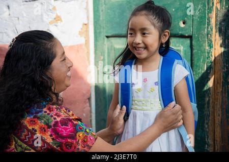 Mère hispanique Maya préparer sa petite fille à l'école-petite fille avec sa mère prête à aller à l'école maternelle Banque D'Images