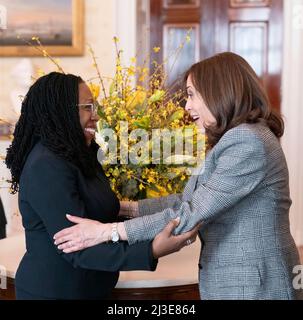 Washington, États-Unis d'Amérique. 07th avril 2022. Washington, États-Unis d'Amérique. 07 avril 2022. Le vice-président américain Kamala Harris embrasse le juge Ketanji Brown Jackson, à gauche, après qu'elle ait été confirmée par le Sénat comme la première juge associée de la Cour suprême de la femme noire à la Maison Blanche le 7 avril 2022 à Washington, DC Credit: Lawrence Jackson/White House photo/Alay Live News Banque D'Images