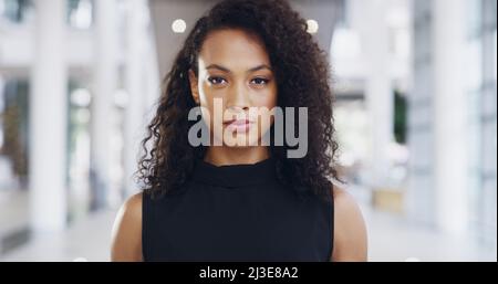 Aller de l'avant en toute confiance. Photo courte d'une jeune femme d'affaires confiante travaillant dans un bureau moderne. Banque D'Images