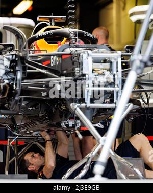 MELBOURNE, AUSTRALIE, circuit Albert Park Grand Prix, 7. Avril : travaux de mécanique de Red Bull sur la voiture de Max Verstappen (NED) pendant le Grand Prix de Formule 1 d'Australie au circuit du Grand Prix d'Albert Park sur 7. Avril 2022. Banque D'Images