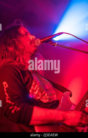 Édimbourg, Écosse. Jeudi 7 avril 2022. Le groupe écossais Pictush Trail, dirigé par Johnny Lynch, se joue au Summerhall d'Édimbourg. Cette performance s’inscrivait dans le cadre d’une tournée britannique faisant la promotion de leur cinquième album « Island Family », sorti en mars 2022 par Fire Records. Banque D'Images