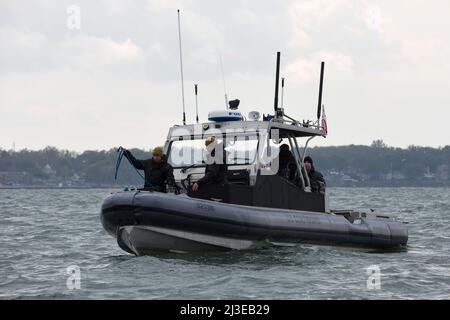Garde côtière des États-Unis Officier de la classe 3rd et maître de la classe 1st Jonathan Gilley, copains de bateaux attachés à l'unité de sécurité du port 309, a installé le pont pour un remorquage à côté le 23 octobre 2021, sur le lac Érié. La formation à deux bateaux est effectuée pour pratiquer le remorquage d'évolutions et de manœuvres. (É.-U. Photo de la Garde côtière par Petty Officer 3rd classe Jessica Fontenette) Banque D'Images