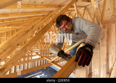 Mayfield, Kentucky - des volontaires de l'Église méthodiste unie reconstruisent une maison qui a été détruite dans la tornade de décembre 2021 qui a dévasté les villes Banque D'Images