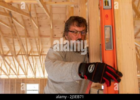 Mayfield, Kentucky - des volontaires de l'Église méthodiste unie reconstruisent une maison qui a été détruite dans la tornade de décembre 2021 qui a dévasté les villes Banque D'Images