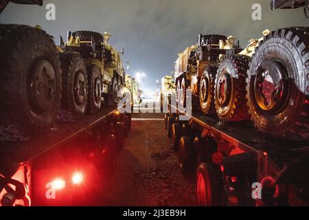 Tough ‘Ombres de la compagnie de transport 217th de San Antonio, Texas, transportent de l'équipement à travers le pays pour soutenir nos alliés canadiens au cours de l'exercice à venir Maple Resolve. L'Armée de terre des États-Unis du Nord et les Forces armées canadiennes planifient toute l'année l'exercice Maple Resolve de l'Armée canadienne, le plus important exercice allié mené en Amérique du Nord. Maple Resolve offre l'occasion d'améliorer l'interopérabilité multinationale dans un exercice de formation sur le terrain au niveau des brigades. Le colonel Steve Pazak, commandant de la Brigade de soutien 90th, et le sergent de commandement. Le Maj Brenda Acosta a établi un lien avec Banque D'Images