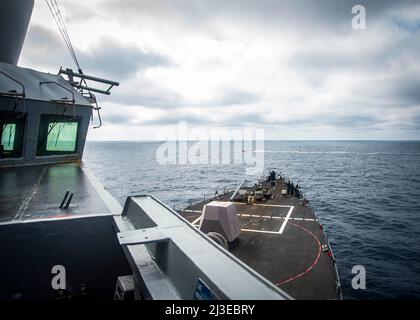 220317-N-FS190-1111 OCÉAN ATLANTIQUE (le 17 mars 2022) Un petit engin traverse l'arc du destroyer guidé de la classe Arleigh Burke USS Truxtun (DDG 103) dans le cadre d'une évolution de l'engin d'attaque rapide (FAC)/engin d'attaque côtière rapide (FIAC) lors d'un exercice de transit de détroit simulé pour l'exercice de la Force opérationnelle (TFEX), le 17 mars 2022. Le TTEX est un exercice axé sur des scénarios qui sert de certification pour le déploiement indépendant de navires et qui est désigné pour tester la préparation et le rendement de la mission dans les opérations intégrées. Truxtun est en cours d'évolution de la formation Carrier Strike Group (CSG) 4. (É.-U. Bleu marine photo Banque D'Images