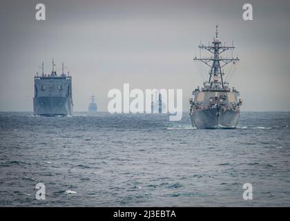 220317-N-FS190-1004 OCÉAN ATLANTIQUE (le 17 mars 2022) des navires naviguent dans une formation derrière le destroyer guidé de la classe Arleigh-Burke USS Truxtun (DDG 103) pour l'exercice de la Force opérationnelle (TFEX), le 17 mars 2022. Le TTEX est un exercice axé sur des scénarios qui sert de certification pour le déploiement indépendant de navires et qui est désigné pour tester la préparation et le rendement de la mission dans les opérations intégrées. Truxtun est en cours d'évolution de la formation Carrier Strike Group (CSG) 4. (É.-U. Navy photo par Mass communication Specialist 2nd Class Hillary Becke) Banque D'Images