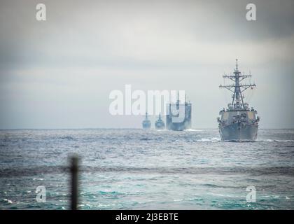 220317-N-FS190-1037 OCÉAN ATLANTIQUE (le 17 mars 2022) des navires naviguent dans une formation derrière le destroyer guidé de la classe Arleigh-Burke USS Truxtun (DDG 103) pour l'exercice de la Force opérationnelle (TFEX), le 17 mars 2022. Le TTEX est un exercice axé sur des scénarios qui sert de certification pour le déploiement indépendant de navires et qui est désigné pour tester la préparation et le rendement de la mission dans les opérations intégrées. Truxtun est en cours d'évolution de la formation Carrier Strike Group (CSG) 4. (É.-U. Navy photo par Mass communication Specialist 2nd Class Hillary Becke) Banque D'Images